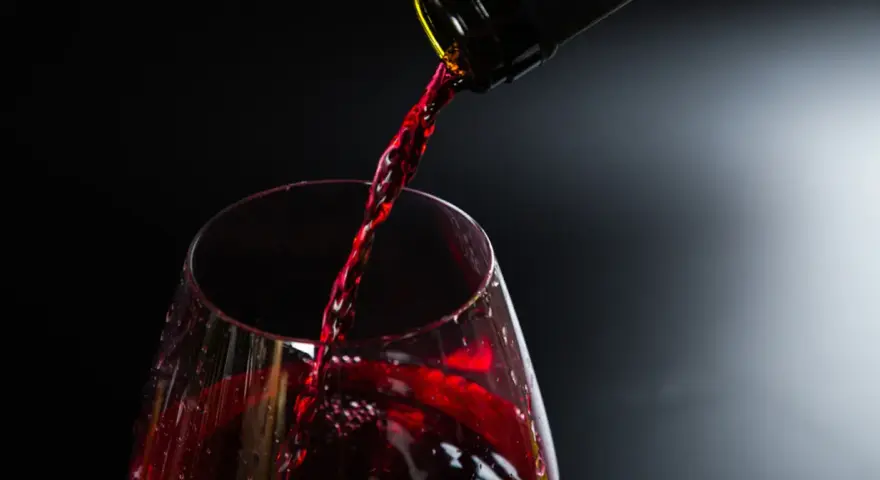 Czerwone wino na okres? Sprawdź, co mówi nauka i lekarze
