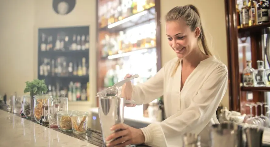 Jak zostać barmanem w Polsce? Przewodnik po karierze i zarobkach